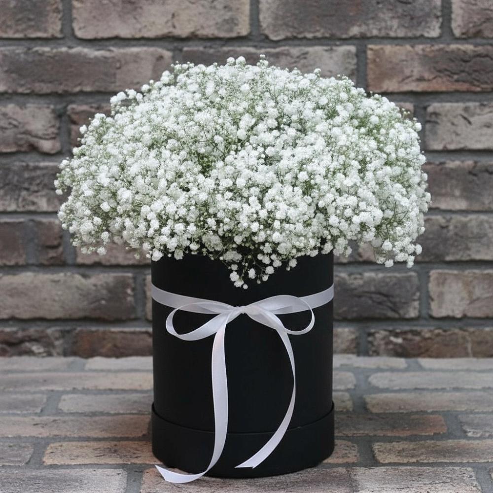 Цветочная композиция из Гипсофила в шляпной коробке в Данилово