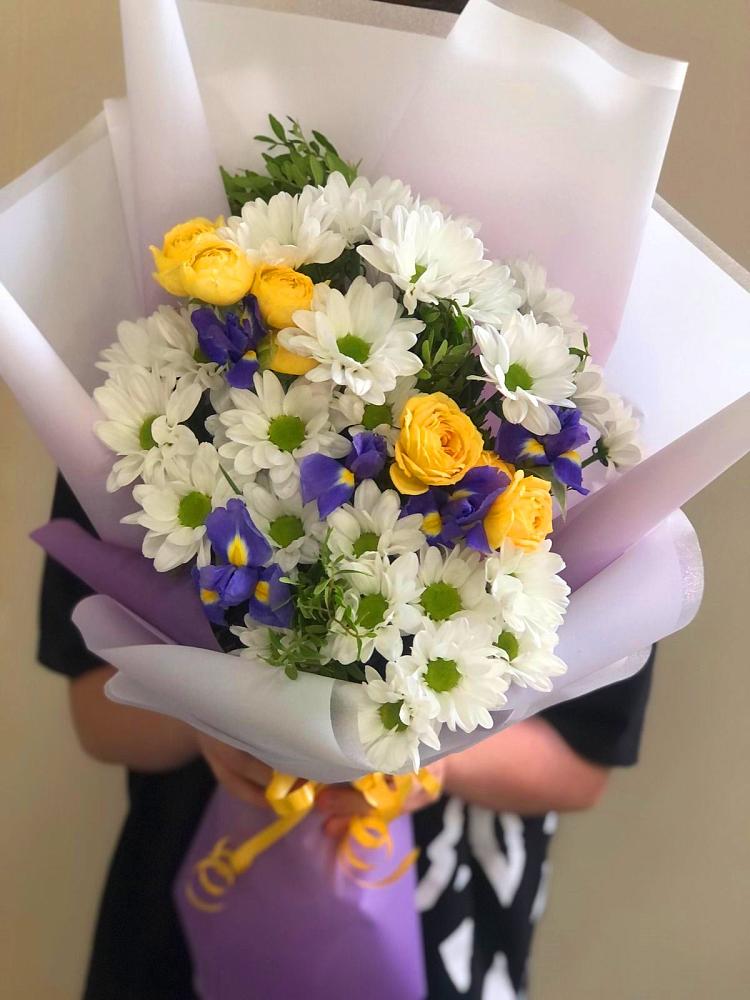 Букет цветов из: Ирисы, Хризантемы и Розы в Данилово