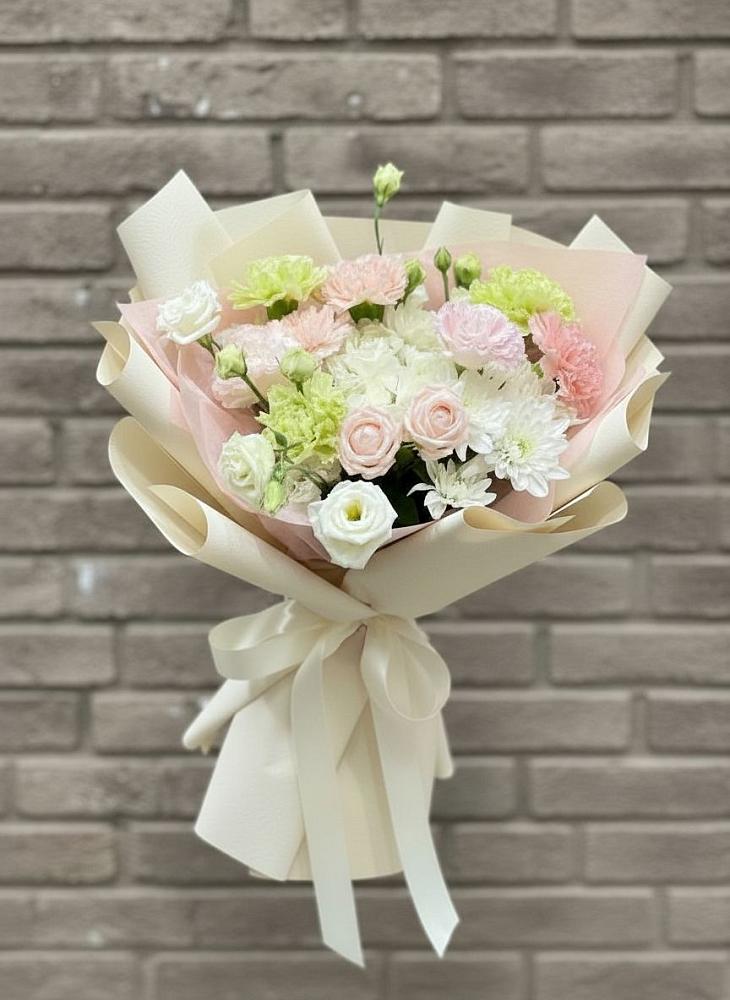 Букет цветов из: Гвоздики, Розы, Лизиантусы и Хризантемы в Данилово
