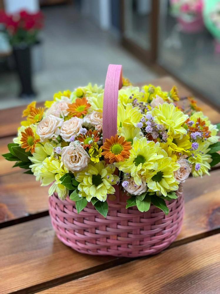 Цветочная композиция из Хризантемы и Розы в корзине в Данилово