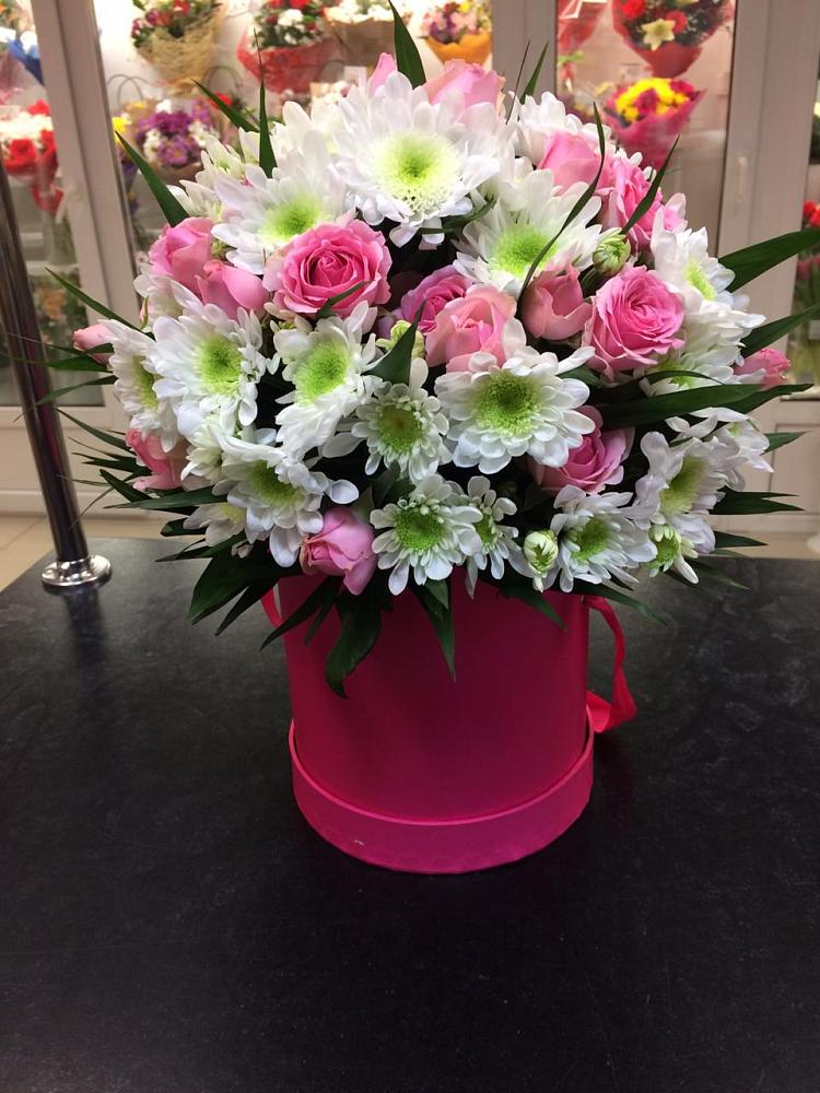 Цветочная композиция из Розы и Хризантемы в шляпной коробке в Данилово