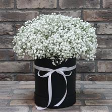 Цветочная композиция из Гипсофила в шляпной коробке в Данилово