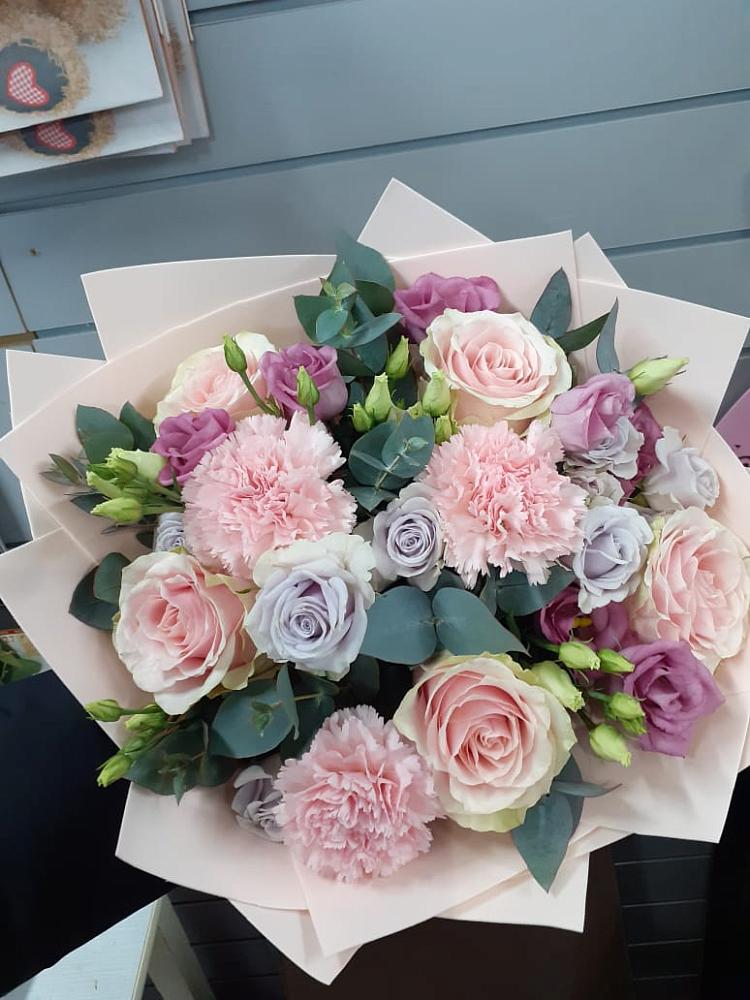 Букет цветов из: Розы, Гвоздики и Лизиантусы в Данилово